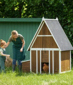 Dehner Lieblinge Hühnerstall Madita, Braun/weiß, Ca. B223/H173,5/T140 Cm 11 Dehner Lieblinge Hühnerstall Madita, Braun/weiß, Ca. B223/H173,5/T140 Cm -KERBL Store 6607600 WE MO 003 DehnerLieblingeHuehnerstallMadita