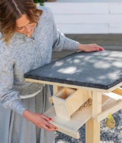 Dehner Natura Futterhaus Karwendel, Natur, Inkl. Ständer, Ca. B84,3/H127,2/T84,3 Cm -KERBL Store 6622872 6622898 6622906 6622922 WE MO 008 NVHRofanKarwendel