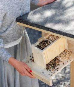 Dehner Natura Futterhaus Karwendel, Natur, Inkl. Ständer, Ca. B84,3/H127,2/T84,3 Cm -KERBL Store 6622872 6622898 6622906 6622922 WE MO 012 NVHRofanKarwendel